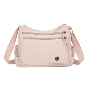 Bolso bandolera de nailon rosa claro con múltiples bolsillos y correa ajustable
