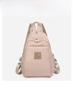 Vue de face du sac à dos beige en nylon oxford pour femme avec design à poches multiples