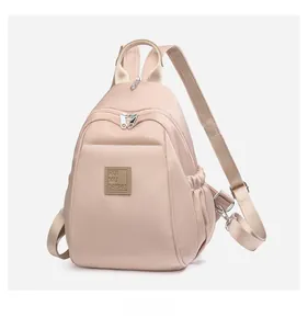 Détails de profil du sac à dos rose en tissu oxford avec fermeture éclair et poche latérale