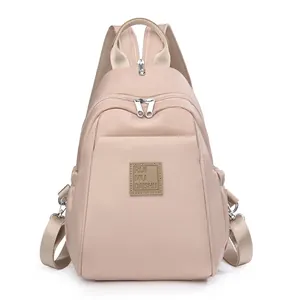 Sac à dos chic en tissu oxford beige pour femme avec fermetures éclair et style moderne