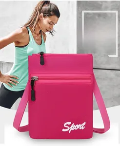 Détail du sac à téléphone en nylon rose avec logo sport et texture matelassée