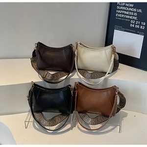 Collection de sacs hobo en marron, crème, noir avec de larges bandoulières ethniques