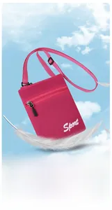 Détail d'un petit sac bandoulière sport rose léger avec une texture en maille respirante