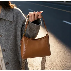 Détail du sac à bandoulière marron en similicuir vintage avec sangle à motifs