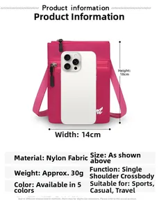 Vue détaillée du mini sac bandoulière fuchsia en nylon avec motif diamant et fermeture