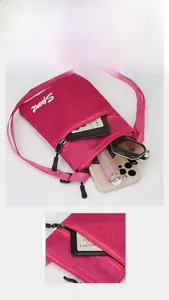 Détails de la sacoche rose avec plusieurs poches zippées et tissu matelassé imperméable