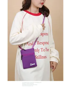 Détail du mini sac bandoulière sport violet en nylon avec compartiments zippés