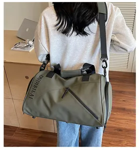 Detalle de bolsa de viaje verde oliva con correa de hombro ajustable y logo grabado