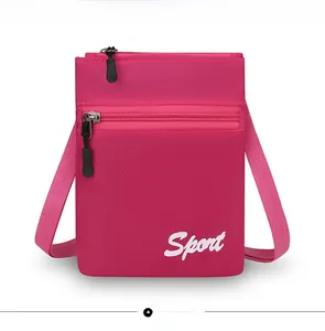 Vue avant du sac bandoulière sport rose avec double fermeture éclair et tissu texturé