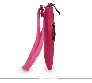 Vue latérale fine d'un sac bandoulière léger magenta avec texture nylon indéchirable