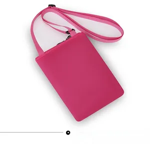 Vue arrière détaillée d'un mini sac à bandoulière rose rouge avec texture en losanges