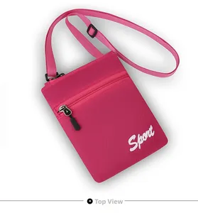 Détail du sac bandoulière en nylon rose rouge avec texture diamant et logo Sport
