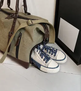 Detalle del compartimento para zapatos de la bolsa de viaje de lona verde oliva