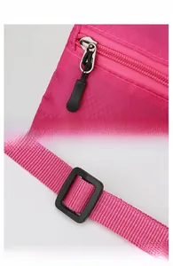 Gros plan du sac bandoulière rose rouge avec texture en losanges et détails du zip en métal