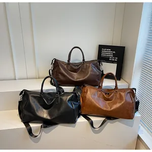 Drei hochwertige PU-Ledertaschen in Schwarz, Dunkelbraun und Karamell mit Schultergurt