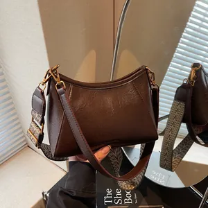 Sac à Épaule Demi-Lune en Cuir PU Rétro pour Femmes Grande Capacité Sac Bandoulière Avec Large Sangle Motif Mode Sac Sous le Bras