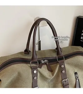Dettaglio borsa da viaggio in tela con manici in ecopelle marrone e rivetti in metallo