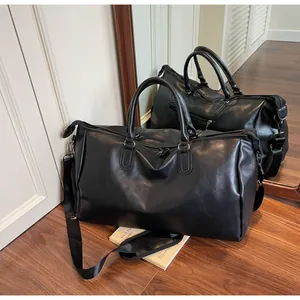 Detailansicht der schwarzen PU-Reisetasche mit verstärkten Griffen und Schultergurt