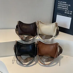 Sacs hobo rétro en quatre couleurs avec larges bretelles jacquard et cuir PU mat