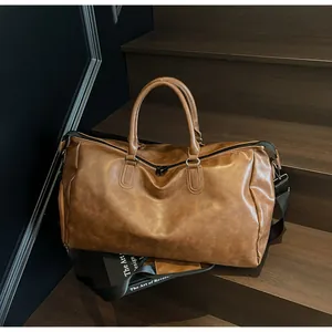 Detailansicht der dunkelbraunen PU-Leder Reisetasche mit verstellbarem Schultergurt