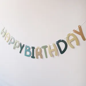 Detail van de Happy Birthday-slinger in Morandi-tinten met madeliefjesontwerp en lint