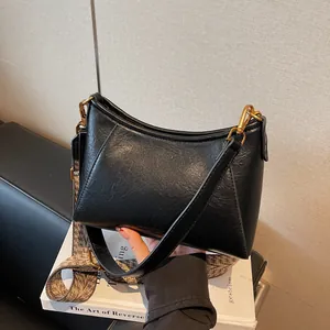 Sac sous le bras rétro noir en cuir avec détails dorés et deux bandoulières amovibles