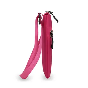 Petit sac bandoulière rose en nylon imperméable avec texture quadrillée et fermeture éclair