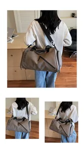 Primer plano del bolso de viaje topo con asa reforzada y correa de hombro ajustable