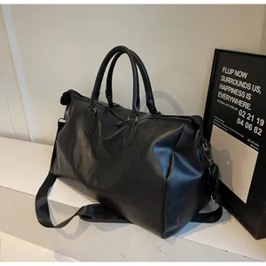 Detailansicht der großen PU-Leder Reisetasche auf weißem Podest für Fitness und Kurztrips