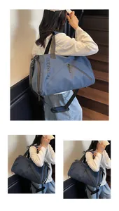 Detalle macro de la bolsa de deporte azul con bolsillos de cremallera y correas reforzadas