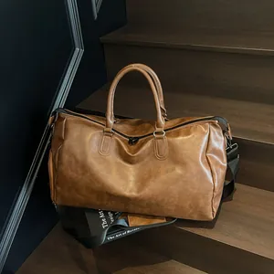 Retro Reisetasche aus braunem PU-Leder mit Tragegriffen und verstellbarem Schultergurt