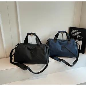 Detalle de bolsas de deporte grandes con tela impermeable y separación seco-húmedo