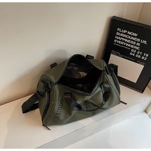 Detalle de la bolsa fitness verde oliva con asas duraderas y correa de hombro ajustable