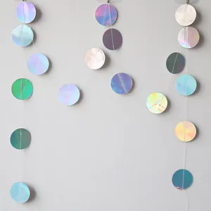 Dettaglio di ghirlande di carta iridescenti stile disco per decorazioni da festa