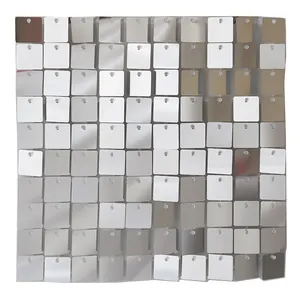 Detailansicht der quadratischen silbernen Glitzerwand mit reflektierenden Pailletten Deko