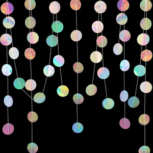 Dettaglio di ghirlande a cerchi disco iridescenti su filo bianco per decorazioni di feste