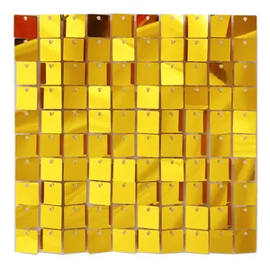 Detail der quadratischen gold-pailletten wand mit reflektierendem 10x10 metall-gitter