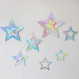 Dettaglio di stelle pendenti iridescenti per decorazioni di sfondo per feste disco