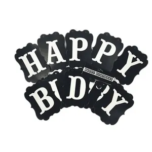 Κλασικό ασπρόμαυρο πανό Happy Birthday με vintage τετράγωνα χάρτινα σημαιάκια πάρτι