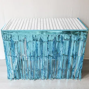 Hellblaue Metallic-Folien Fransen Tischrock für Party Dekoration auf einem langen Tisch