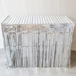 Detail eines silbernen Metallic-Fransen-Tischrocks mit glänzenden Folienstreifen