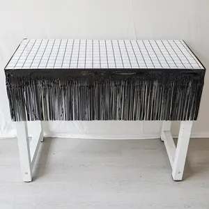 Détail d'une jupe de table à franges noires brillantes pour décorations de fête et d'événements