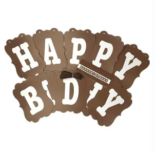 Bruine Happy Birthday slinger met geschulpte randen, witte letters en bijpassend lint