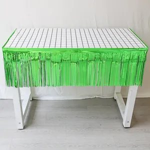 Détail de la jupe de table à franges vert métallisé pour décoration de fête et mariage