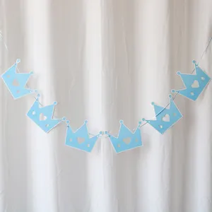 Blaue Papiergirlande in Kronenform für die Dekoration zum ersten Babygeburtstag