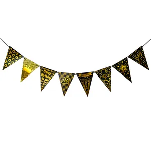 Détail de la banderole du 13ème anniversaire avec lettres dorées sur drapeaux noirs