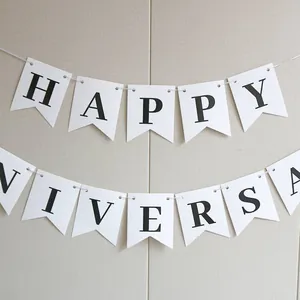 Pancarta Happy Anniversary minimalista negra y blanca para decoración de pared