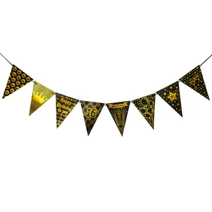 Détail de la banderole de 16ème anniversaire avec des fanions noirs et dorés pour décoration