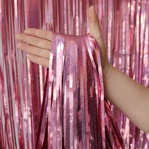 Détail du rideau à franges holographique rose montrant l'effet scintillant et métallique