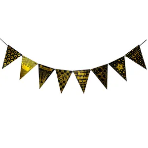 Détail de la banderole 30 ans en noir et or avec texte Happy Birthday et motifs festifs